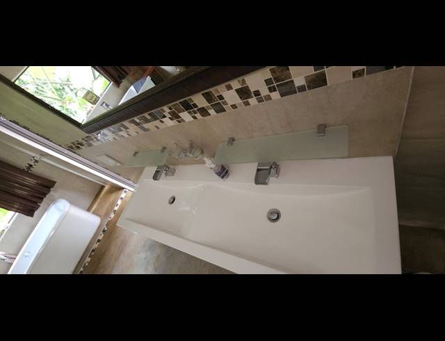 5 BEDROOM FREEHOLD FOR SALE IN MOOINOOI